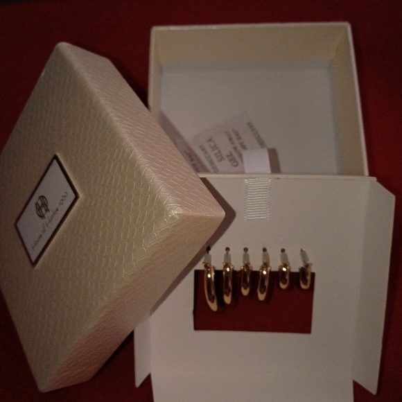 Authentic  (NIB) - Picture 5 of 7